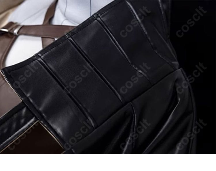 外套（コート）襟元の装飾アップ。質感とエッジの効いたデザインを強調。