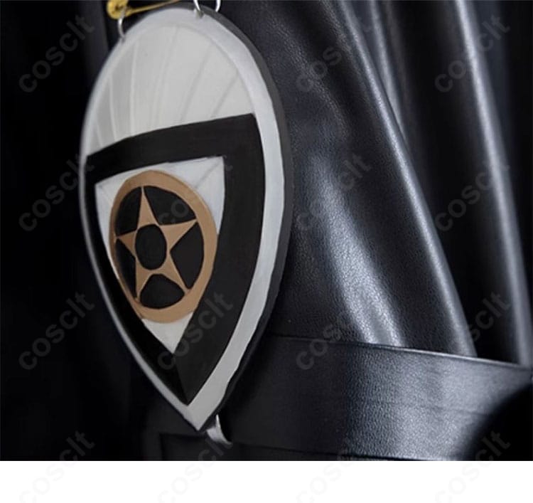 左袖のシンボル・ワッペン装飾のクローズアップ。質感と縫製が分かる画像。