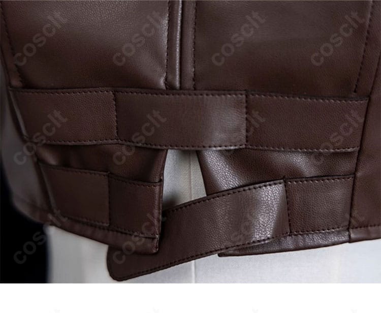 裾周りの装飾とパイピングの仕上げ。動きに映えるディテールが特徴。