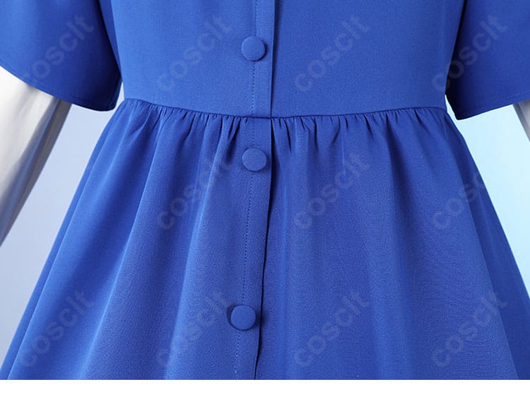 前身頃のボタン装飾ディテール（配列と質感）