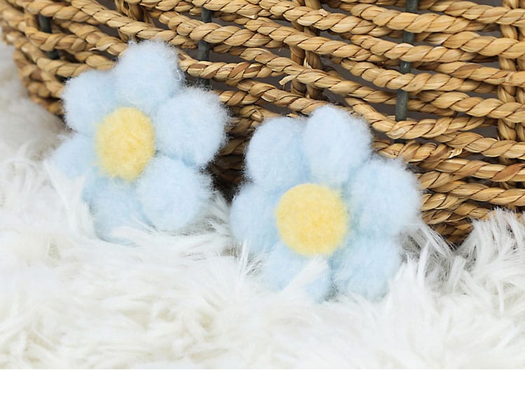 花型髪飾りの正面ディテール（モチーフの立体感）