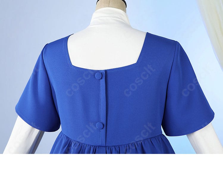 背面ディテール（背中心の縫製と装飾配置）