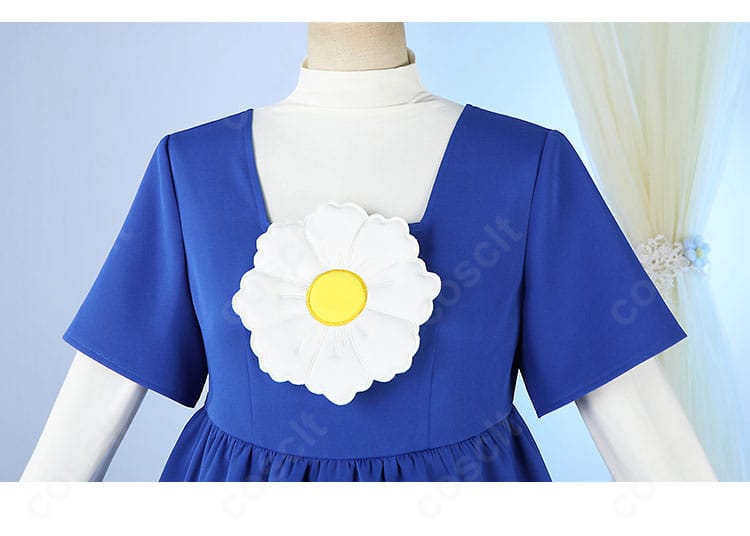 上衣胸飾りのクローズアップ（立体装飾と留め具）