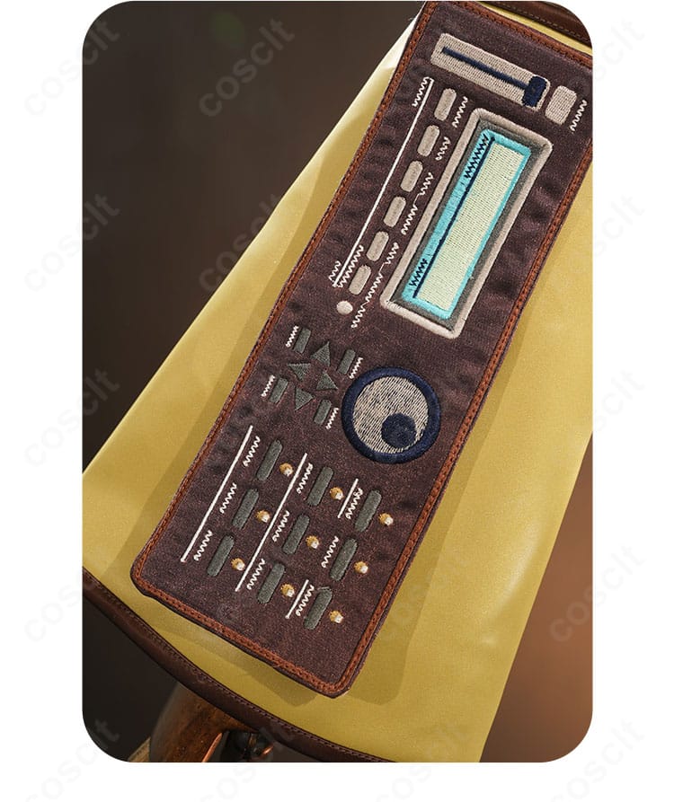 巡音ルカ コスプレ衣装の腕飾りクローズアップ。装飾パーツの精緻さがわかる拡大。