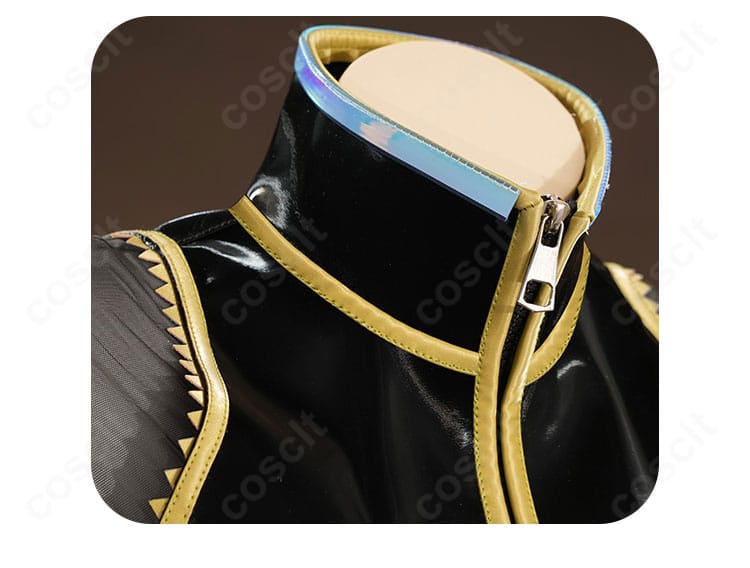 巡音ルカ コスプレ衣装の襟元ディテール。金調装飾とステッチワークの近接写真。