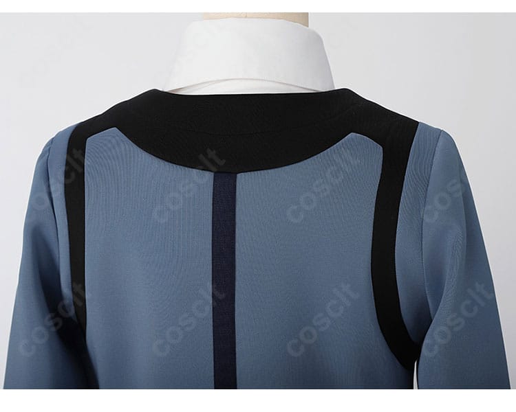 コート背面の近接。背中心のステッチやヨークの作り、背面デザインの美しさを示すディテール画像。