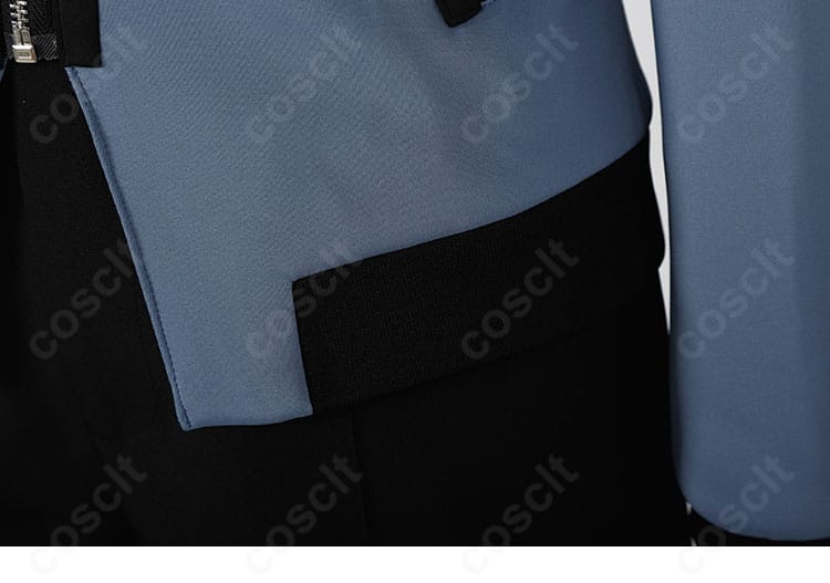 コート裾まわりの装飾アップ。ヘムの処理やステッチワークなど、細やかなデザインのアクセントを示す画像。