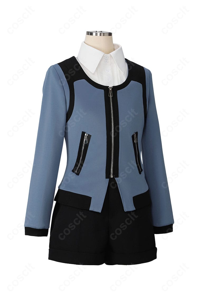 右側面。コートのライン、袖口の仕立て、ショートパンツのフィット感など側面ディテールが伝わる画像。