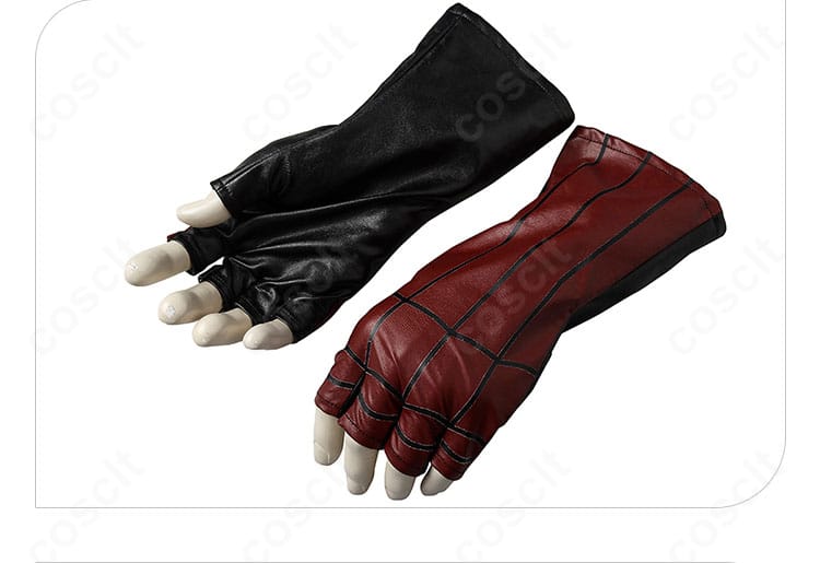 手袋の質感と指先のフィット感。ポージングに映えるアクセント