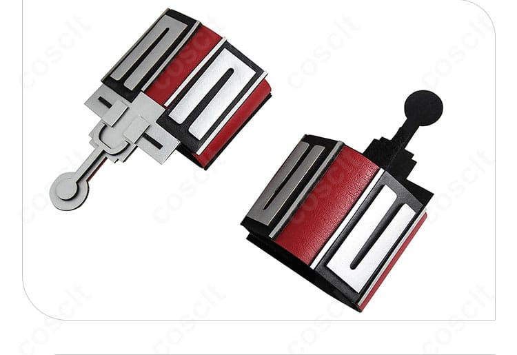 手首飾りの装飾ディテール。ガジェット風デザインでリアルな世界観を強化