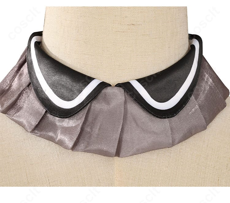 襟元の刺繍と装飾アップ。トリビーらしい意匠を丁寧に表現したディテールクローズアップ。