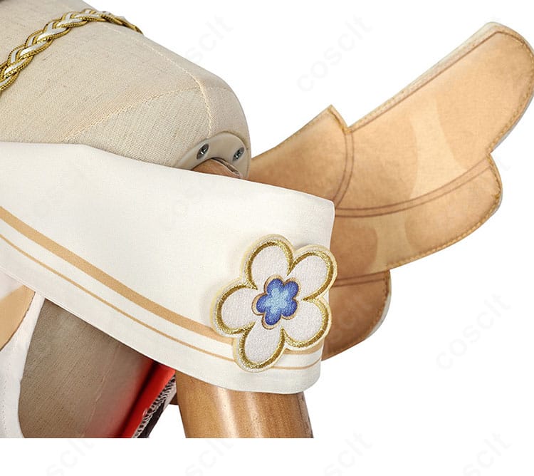 肩の花装飾アップ。存在感のあるフラワーモチーフで華やかさを加えたトリビー衣装。