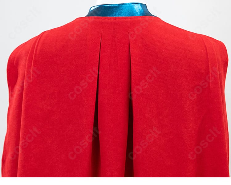 背面マントの縫製ディテール。ステッチとヘムラインが整った美しい仕上がりの近接画像