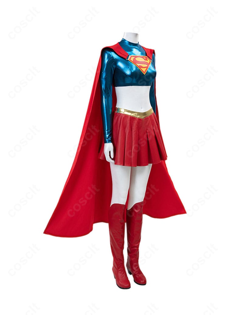 スーパーガール衣装の横からのシルエット。スカートと赤いマントの自然な広がりとラインを確認できる角度