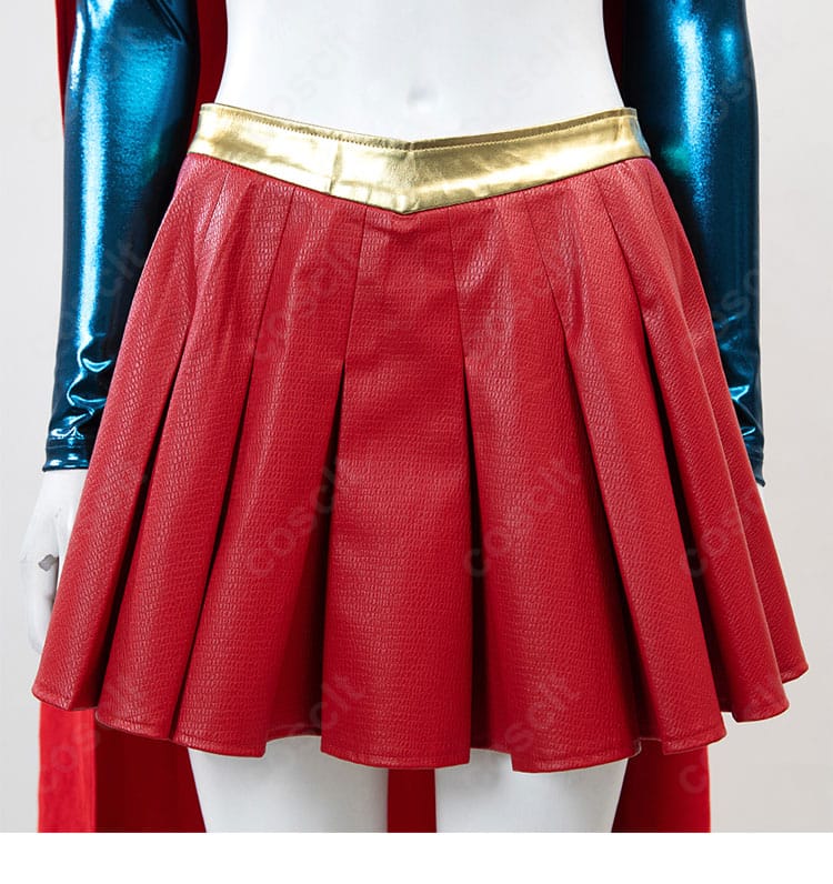 スカート装飾の接写。程よい光沢感とプリーツデザインによる美しい落ち感を確認できる