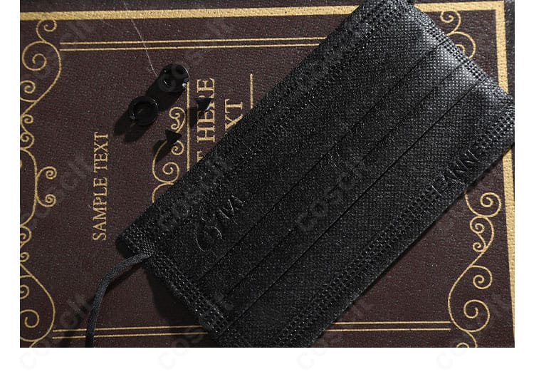 NU:カーニバル 玖夜 胸元アクセサリーのアップ。存在感あるメタル装飾。