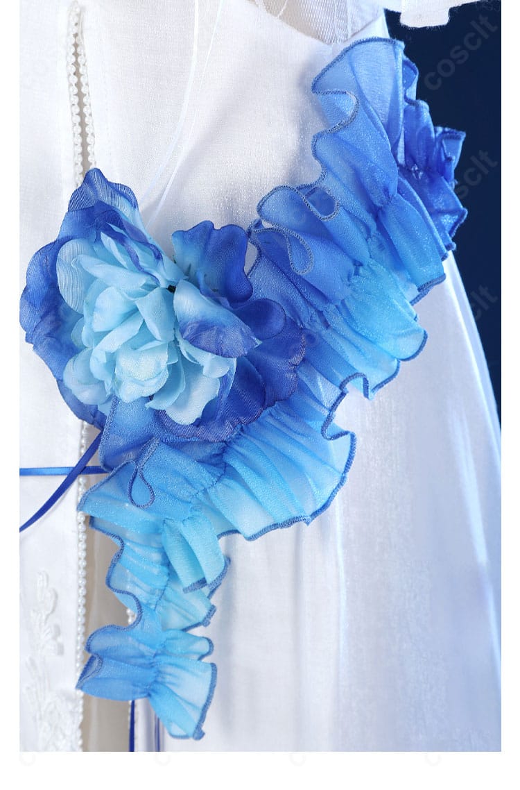 ウエストのフラワー飾りクローズアップ。立体感のある花モチーフでフェミニンな印象を強化。