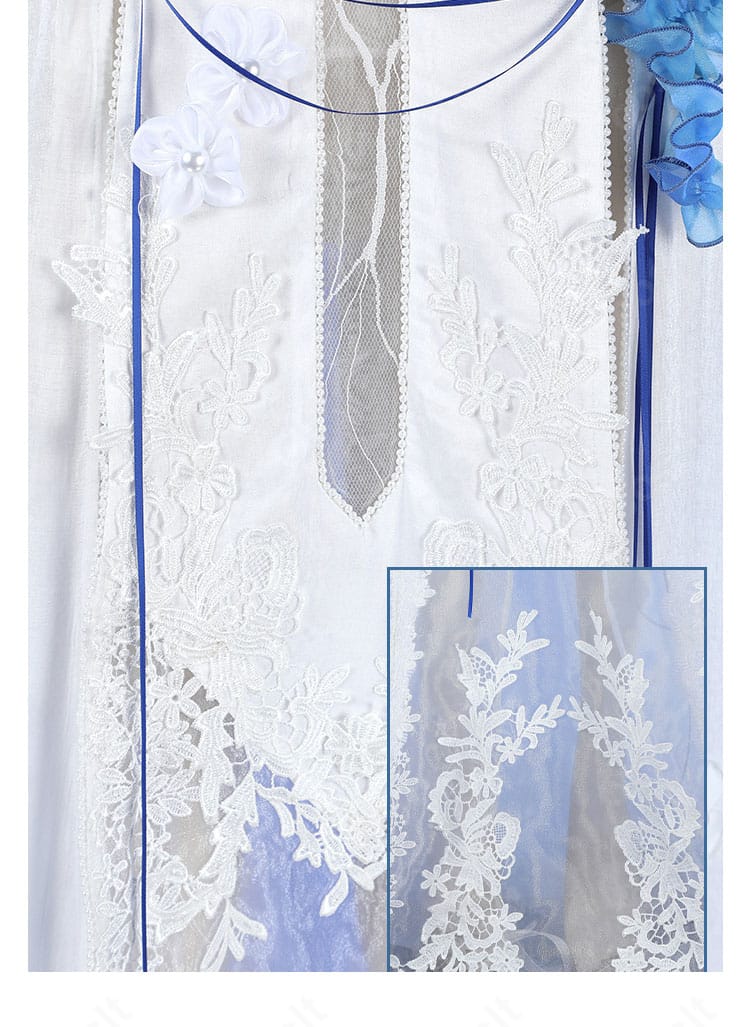 スカート裾レース装飾のアップ。動きに合わせて映えるレースの柄と縫製を確認。