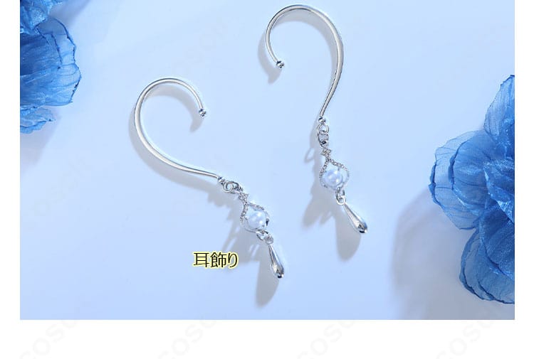 イヤーアクセサリーの接写。繊細な輝きで顔周りを華やかにする耳飾り。