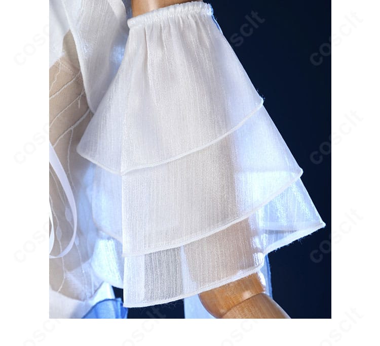 袖口フリル装飾のディテール。手元を優雅に魅せるフリルの重なりと仕上げ。