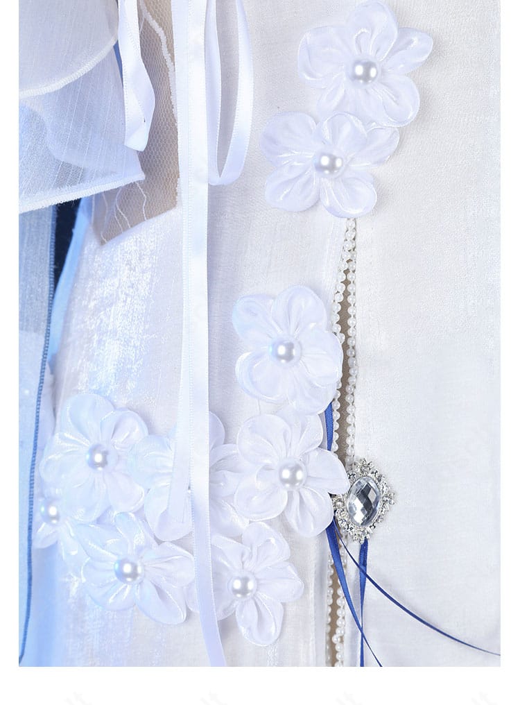 ウエスト装飾ベルトの詳細。シルエットを引き締める構造と質感が分かる接写。