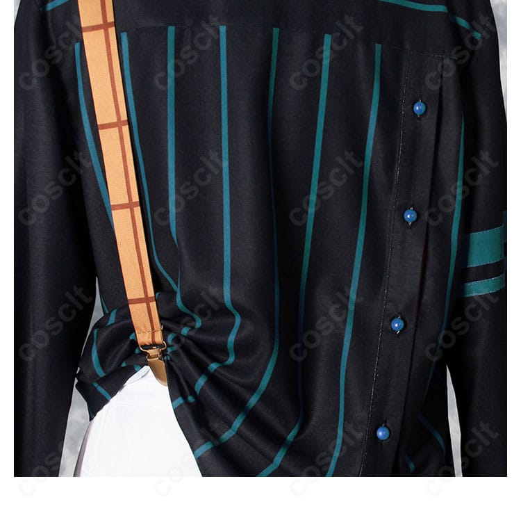 敬人塾Ver.学園制服コスプレ 背面装飾クローズアップ｜バッジとテープのレイアウト、直線的な意匠を鮮明に記録