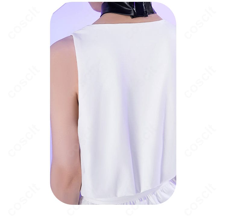 上衣背面のステッチ詳細。コンシールファスナー周りの仕立てをクローズアップ