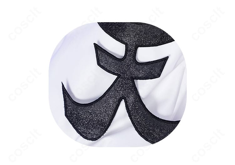 胸元アクセサリーの拡大。立体的な胸飾りディテールで作品テイストを表現