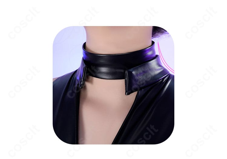 チョーカー兼ネックレス装飾のクローズアップ。金属調パーツの質感と留め具のディテール。