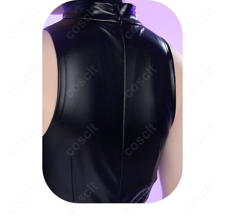 上衣背面のディテール。背中心の縫い合わせと開閉仕様、補強ステッチの様子。