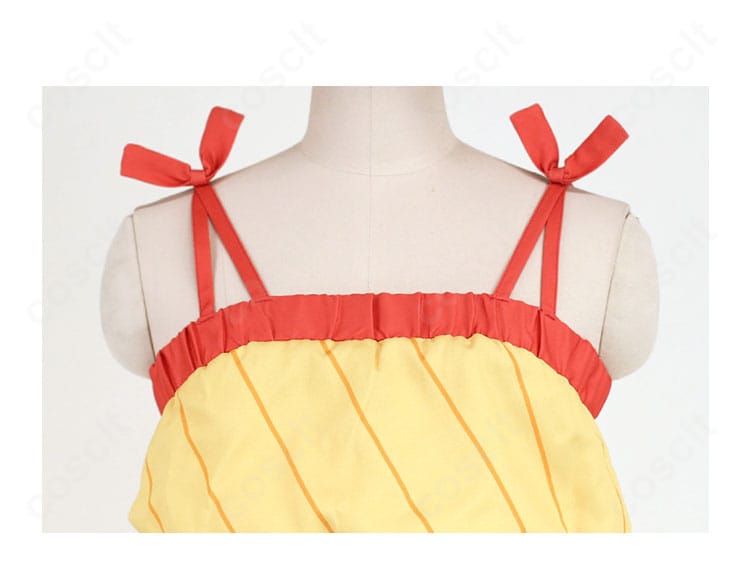 トップスの襟ぐりまわりの仕上げディテール。縁取りとステッチが分かる接写。