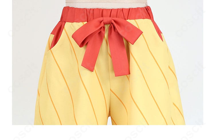 ショートパンツの装飾ディテール。前面のステッチワークと金具の質感が伝わる写真。