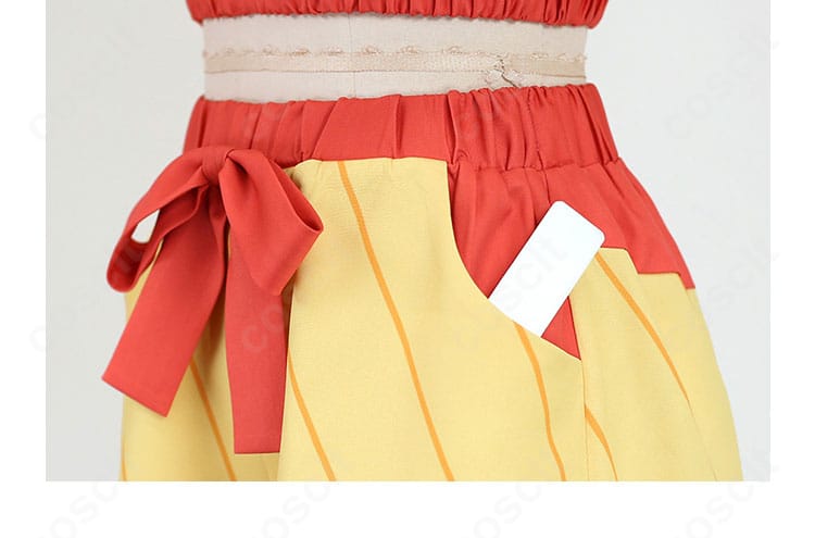 ショートパンツのポケット部詳細。実用的なポケット形状と縫製が確認できる接写。