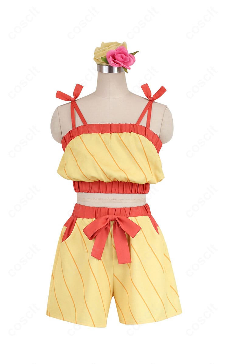 カスミのコスプレ衣装・正面全体。明るいトップスとショートパンツの配色とフィット感が分かる写真。