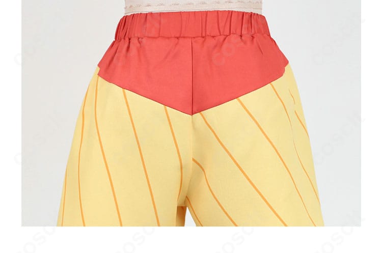 ショートパンツ背面のヨーク・ポケット位置とラインが分かる後ろ姿ディテール。