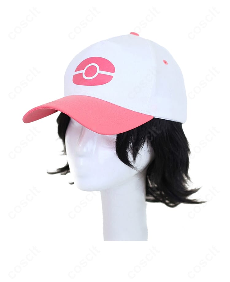 トウコのアイコニックな帽子の装飾ディテール。ロゴモチーフと縁の仕上げが分かる拡大画像。