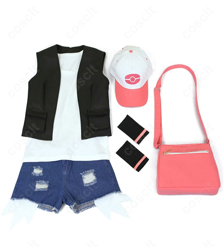 トウコ コスプレ衣装のセット内容一式（ベスト、トップス、ショートパンツ、帽子、リストバンド、ショルダーバッグ）の平置き画像。