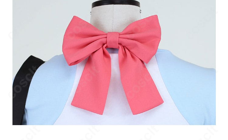 フロントの蝶ネクタイ風アクセントを撮影。可愛らしいポイントとしての装飾パーツを強調。