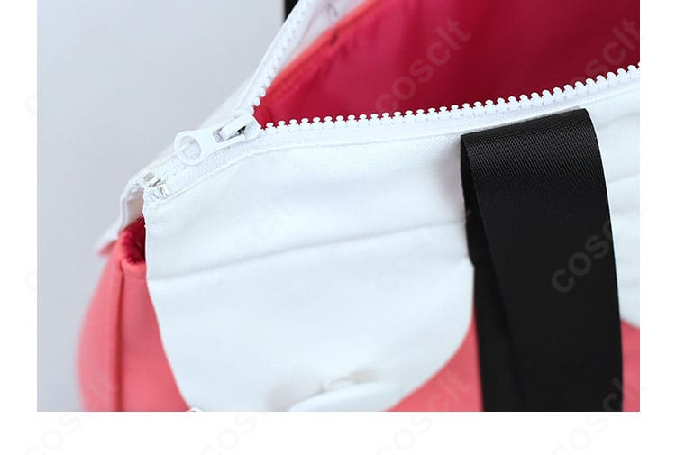 ショルダーバッグのジッパー部の拡大。開閉部品の質感と可動性を示すディテール。