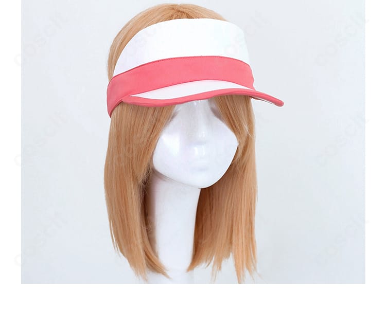 帽子装飾のクローズアップ。フロントロゴ風モチーフとツバ形状を捉えたディテール。