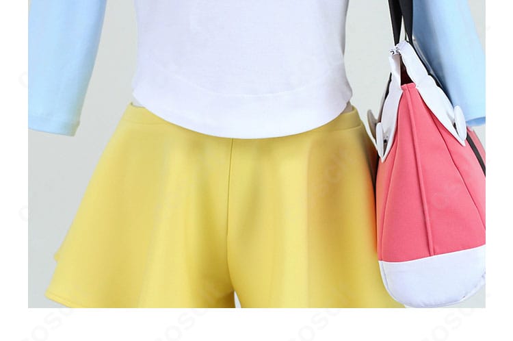 トップス裾の装飾ディテール。エッジの形状と配色のメリハリが分かるクローズアップ。