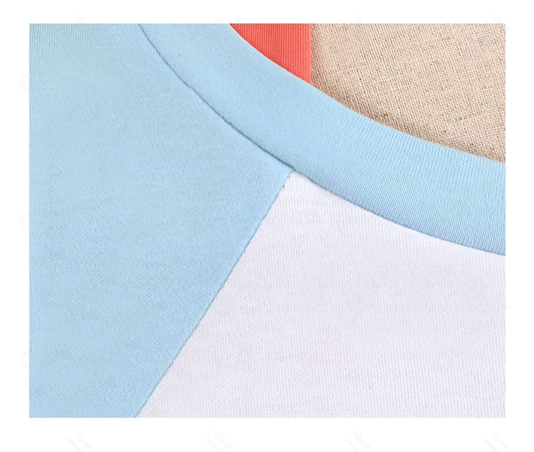 トップス襟もと装飾のクローズアップ。ステッチとパーツ配置を丁寧に再現したディテール。