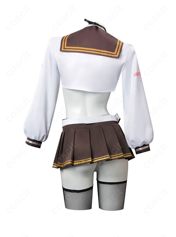 ブレッディ コスプレ衣装の背面。エプロンの結びと披肩のライン、背面シルエットを確認できる。