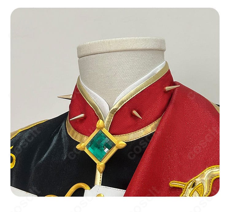 襟飾りのクローズアップ。繊細な刺繍と装飾金具の質感が伝わるディテール写真。