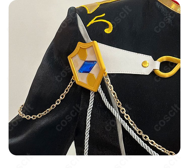 右肩装飾の拡大。独特のモチーフと金パーツの配置がアクセントになる様子。