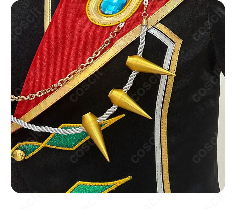 胸飾りのアップ。重厚なメダリオンとチェーン構成でウロボロスの世界観を強調。