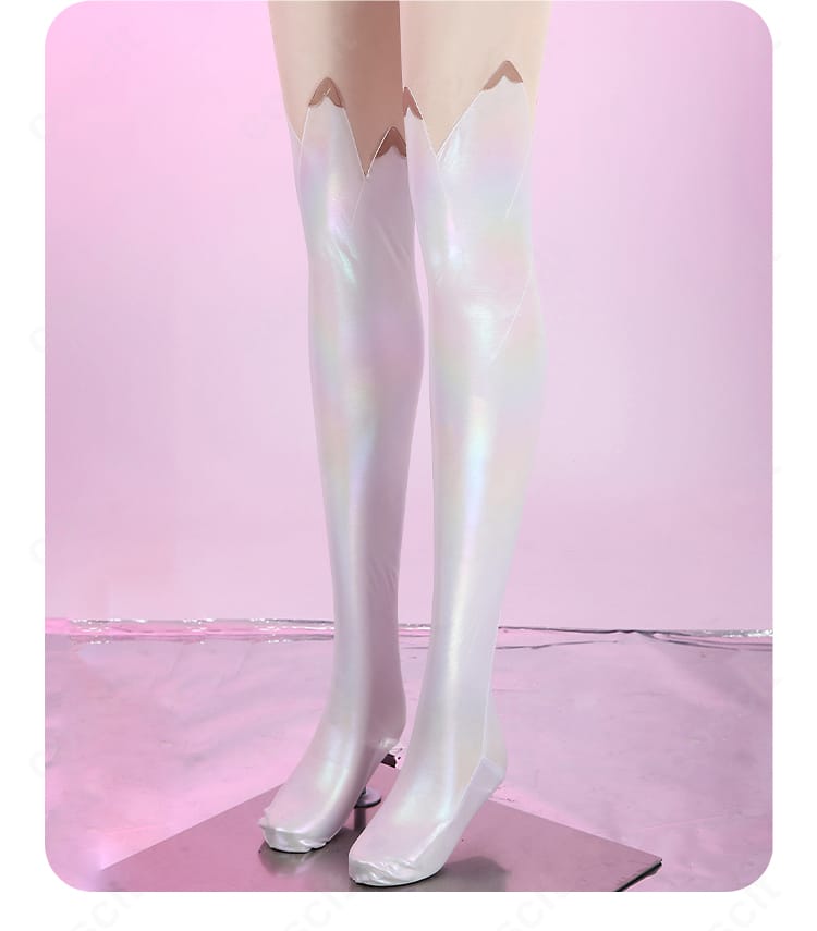 ブーツ装飾デザインのクローズアップ(ブーツはセット外)。衣装とのカラー連動を解説