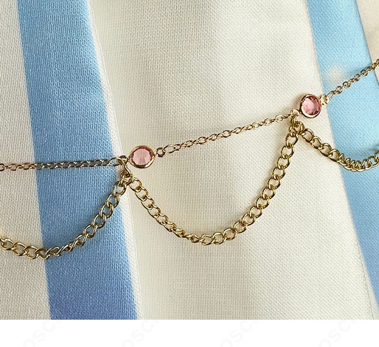 腰飾りフリンジのディテール。精密な装飾と美しい垂れ感で動きに表情を与えます。