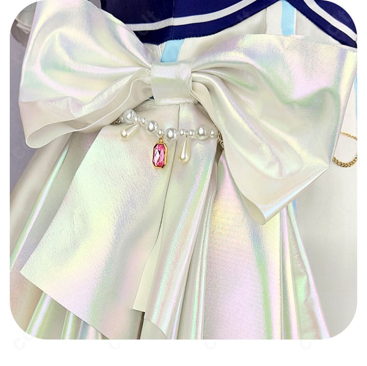 腰の大きな蝶結びのアップ。立体的なボリュームと華やかなシルエットがポイント。