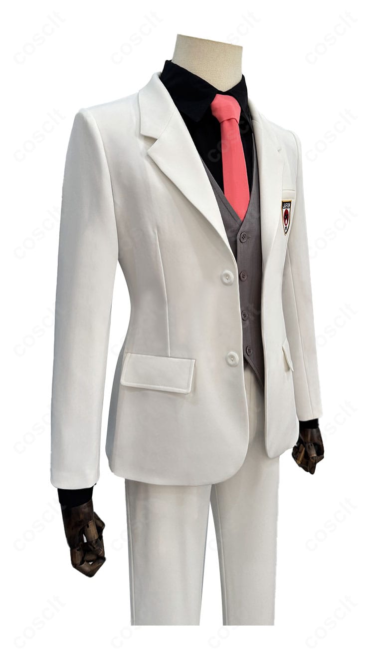 右側面からのスーツ衣装。肩から裾へ流れる直線的シルエットとパンツのテーパードが確認できます。